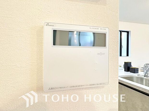 お風呂場と台所に操作リモコンがあり、キッチン近くにある給湯リモコンは、お料理の最中でもリビングで寛いでいるなかでもボタン一つで簡単に沸かせて便利ですね。