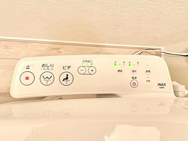 快適な温水洗浄便座(ウォシュレット)を完備。毎日使う場所だからこそ清潔でお手入れがしやすい衛生的な機能にこだわりました。冬場でも便座が温かく、季節を問わず誰もが心地よく使える嬉しい標準設備となります。