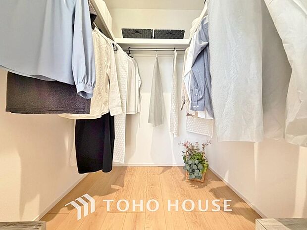 奥行きあるクローゼットを採用。衣装ケースや、掃除機といった物を収納できるような造りになっております。