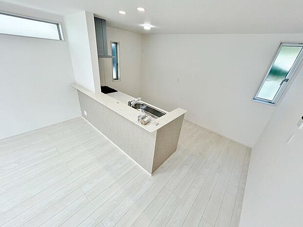 美しく使いやすいキッチン空間。優しい温もりを醸し出すキッチンは料理の為の配慮を随所に注ぎました。