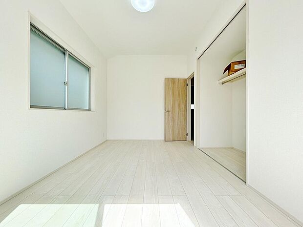 白を基調とした室内は、明るい住空間を造り出すだけでなく、清潔感をもたらしてくれます。