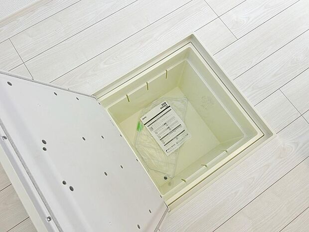 キッチン下部に設けた床下収納は、缶詰のストックや非常食、梅酒や味噌などの保存食入れとしての他、卓上プレートや季節家電などの物を仕舞うことが出来る便利な収納。