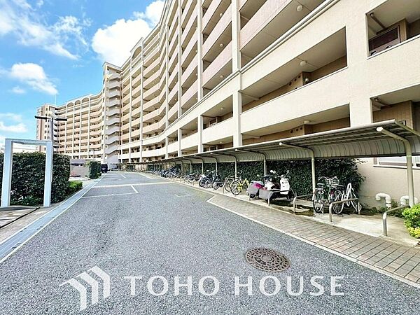 雨除けを完備した共用部駐輪場。大切な自転車を雨風から守り、劣化を防ぎます。綺麗に整理整頓された空間は、管理体制の良さと、居住者のマナーの高さを象徴。日々の使いやすさと安心感を兼ね備えた快適な設備です。