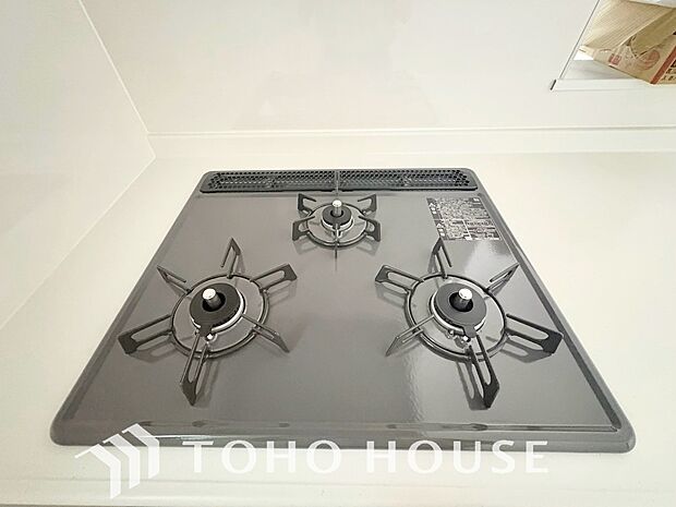 3口コンロは一度に複数のお料理を作ることができるメリットがあります。毎日のキッチンタイムを効率よく。主菜を炒めながら汁物を温め、もう一品も進行。手際よく品数を増やせ、忙しい毎日の夕食作りがスムーズに。