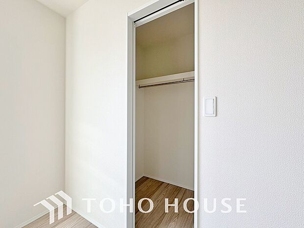 たっぷりと荷物が入るよう、ウォークインクローゼットを完備いたしました。お洋服はもちろん、スーツケースや季節物の家電までまとめてすっきりと収納できるため、お部屋の広さを最大限に活かせる嬉しい設計ですね。