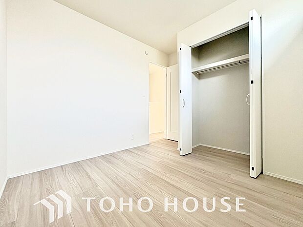 家具の配置がしやすい開放的な室内です。趣味の部屋としても十分な広さを確保しているため、自分好みの快適な空間作りを思いのままに楽しめます。毎日の暮らしをより豊かに彩ってくれる、自由度の高い間取りですね。