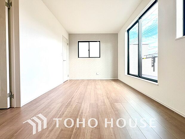 心と体をゆったりと安らげる主寝室。寝室のゆとりが大きい分だけ、日々の暮らしの安らぎはより深まります。一日の疲れを心地よく癒やし、贅沢なプライベートタイムを穏やかに過ごせる、広々とした快適な空間ですね。