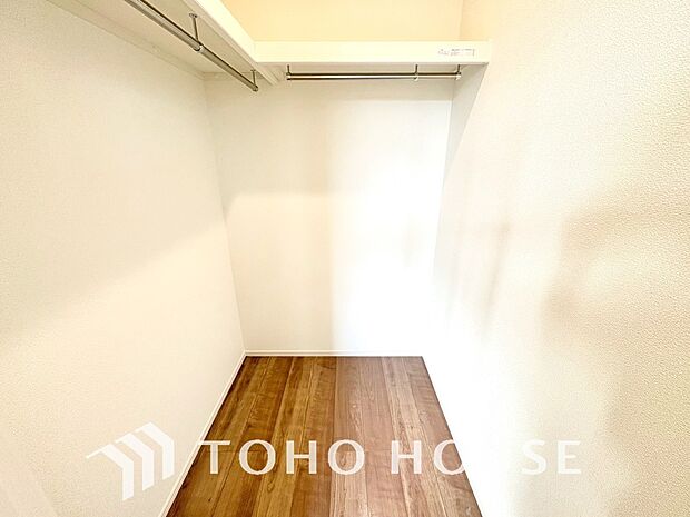 たっぷりと荷物が入るよう、ウォークインクローゼットを完備いたしました。お洋服はもちろん、スーツケースや季節物の家電までまとめてすっきりと収納できるため、お部屋の広さを最大限に活かせる嬉しい設計ですね。