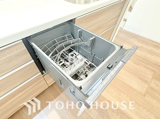 ビルトイン食器洗浄乾燥機付きのシステムキッチン。毎日の家事負担を大幅に軽減する、主婦・主夫に嬉しい設備です。手洗いよりも節水できるうえ高温乾燥で衛生面も安心。空いた時間を家族との団らんに充てられます。