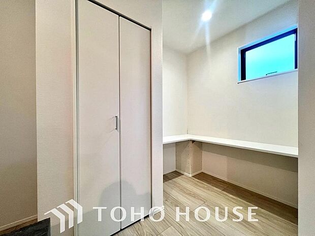 建物内部の収納には拘りました。共有部分に設けた収納。お荷物が多い方にも安心です。