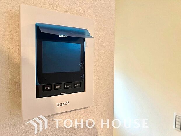 誰が来てもわかる様にモニター付きインターホンを設置。家事導線を考慮した個所に設置し、防犯性と利便性に優れ快適と安らぎを合わせた優しい設計。