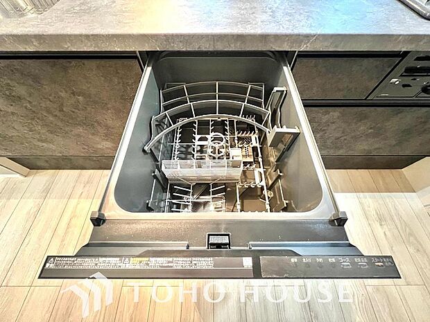 「ビルトインタイプ食器洗乾燥機」通常の手洗いでは使用出来ないほど高温のお湯や高圧水流を使うことにより汚れを効果的に落とすことができる。