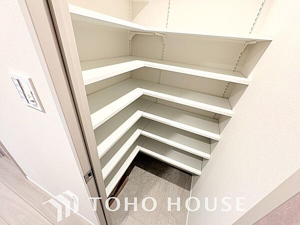 建物内部の収納には拘りました。共有部分に設けた収納。お荷物が多い方にも安心です。