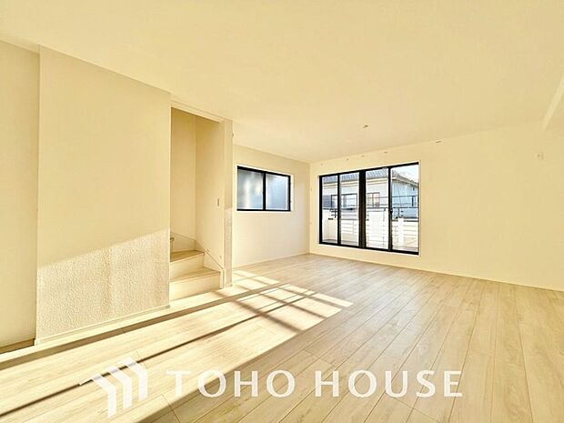 リビングも広く設け、訪れる人々を暖かく迎えてくれます。