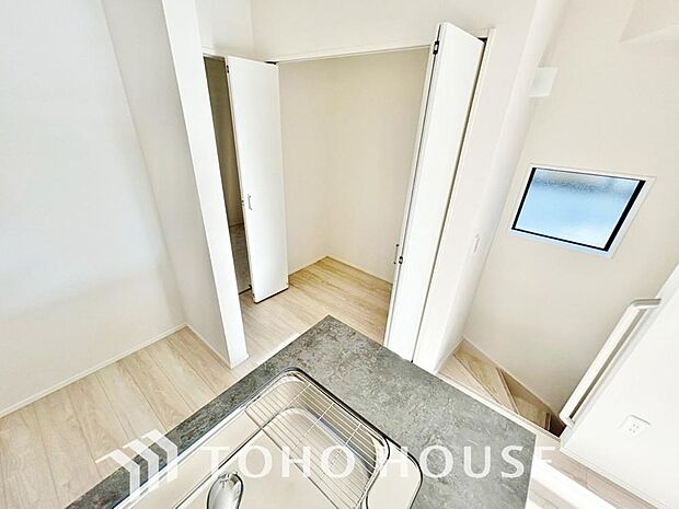 建物内部の収納には拘りました。共有部分に設けた収納。お荷物が多い方にも安心です。