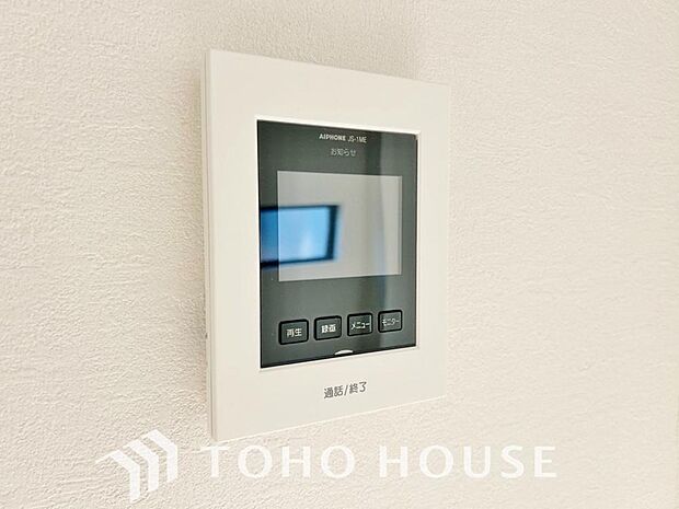 誰が来てもわかる様にモニター付きインターホンを設置。家事導線を考慮した個所に設置し、防犯性と利便性に優れ快適と安らぎを合わせた優しい設計。