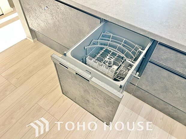 「ビルトインタイプ食器洗乾燥機」通常の手洗いでは使用出来ないほど高温のお湯や高圧水流を使うことにより汚れを効果的に落とすことができる。
