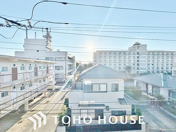 星空が地上に映りこむかのような夜景のきらめきまで、この街ならではの美しい風景の物語が室内に展開。
