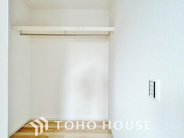 建物内部の収納には拘りました。共有部分に設けた収納。お荷物が多い方にも安心です。