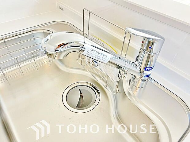 「浄水器一体型水栓」ワンタッチで浄水と原水と切り替えできる、見た目にもスマートな浄水器一体型の水栓は水道水に含まれる有害物質を除去してくれます。お茶を淹れたりお料理するにも活躍するアイテムです。