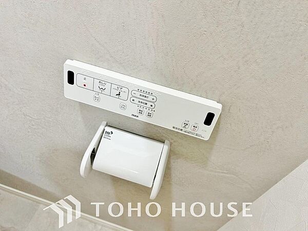 快適な温水洗浄便座（ウォシュレット）を完備。毎日使う場所だからこそ清潔でお手入れがしやすい衛生的な機能にこだわりました。冬場でも便座が温かく、季節を問わず誰もが心地よく使える嬉しい標準設備となります。