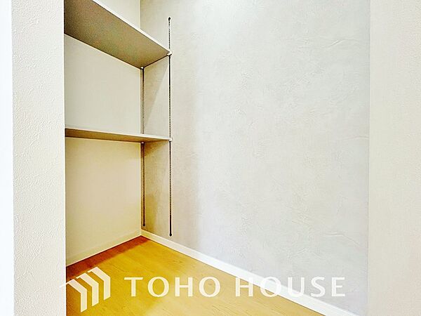 建物内部の収納には拘りました。共有部分に設けた収納。お荷物が多い方にも安心です。