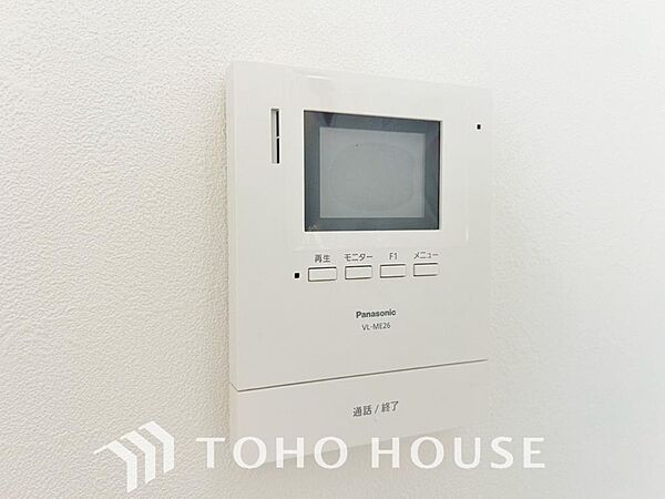 誰が来てもわかる様にモニター付きインターホンを設置。家事導線を考慮した個所に設置し、防犯性と利便性に優れ快適と安らぎを合わせた優しい設計。