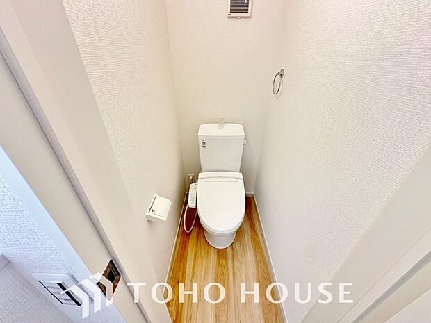 清潔な空間であって頂けますように、目に留まるだけではなく、汚れをふき取り易いフロアと壁紙をチョイス。