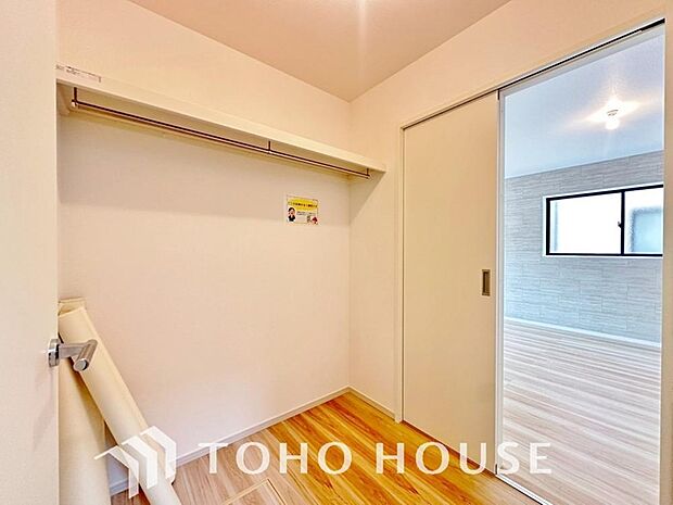 建物内部の収納には拘りました。共有部分に設けた収納。お荷物が多い方にも安心です。