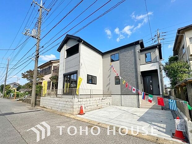 街並みの風景に包み込まれながら、瀟洒な印象も湛えて佇みます。