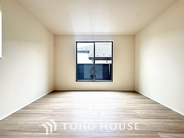 お子様の心と身体を見守る子供部屋。小さな自立心を育む工夫が施された空間設計です。将来の部屋割りや成長に伴う模様替えなども見据え、ご家族の明るい未来をイメージしながら魅力あふれる現地をぜひご覧ください。