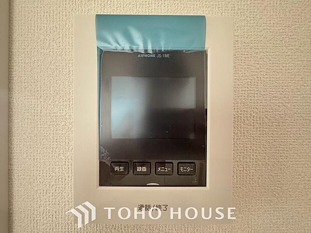 「見える安心」を実現するＴＶモニター付きインターホンを設置。来訪者の顔を室内から一目で確認できるため、防犯性が高く、お子様の留守番時も安心です。家族の安全を守る確かな配慮を、ぜひ現地でお確かめ下さい。
