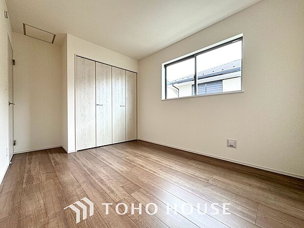 夫婦のプライベート空間として最適な広々とした主寝室。大型ベッドやドレッサーも余裕で配置できます。大型クローゼット完備で収納力もあり。一日の疲れを癒やし、心地よい眠りを叶える上質なプライベート空間です。