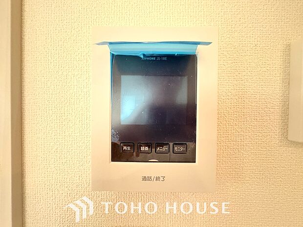 「見える安心」を実現するＴＶモニター付きインターホンを設置。来訪者の顔を室内から一目で確認できるため、防犯性が高く、お子様の留守番時も安心です。家族の安全を守る確かな配慮を、ぜひ現地でお確かめ下さい。