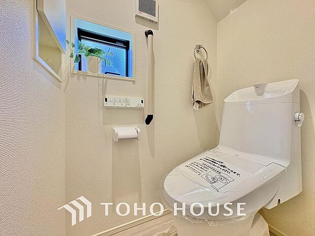 清潔な空間を保てるよう、お手入れのしやすさにもこだわり、汚れをサッと拭き取れる床材と壁紙を採用。快適な温水洗浄便座に加え、手洗い一体型のトイレはスペースの節約ができ、ゆったりとした空間が確保できます。