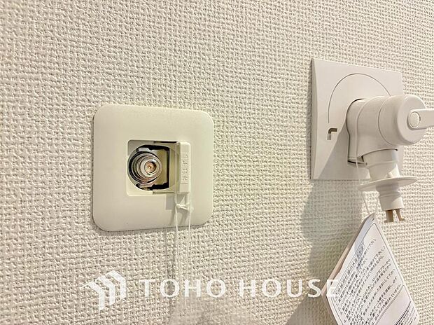 冬場に重宝するガスファンヒーターなどの使用に便利で頼もしい室内ガス栓。ワンタッチで手軽に接続でき、寒い季節の快適な暖房環境を、スムーズに整えます。安全かつスマートに、温かい空間づくりを支える設備です。