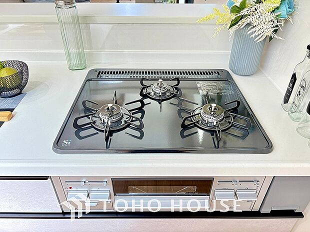 毎日料理をする方や、品数を多く作りたいご家族に、嬉しい3口コンロ。複数の調理を同時に進められるため、忙しい時間帯の夕食準備もスムーズにはかどります。料理の効率と、楽しさを広げてくれる、必須の設備です。