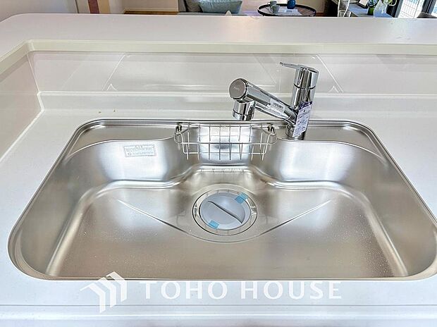 ボタンひとつで手軽に浄水と原水を切り替えられる、便利な浄水器一体型水栓を採用しました。お料理や飲料水には美味しい浄水を、洗い物には原水をスムーズにと使い分けられるため、毎日の家事がより快適になります。