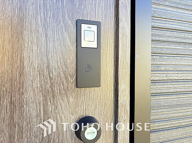 毎日の「施錠・解錠」がスマートになる電子錠・カードキーシステム。合鍵を作られにくく、ピッキングの手口が通用しないため、防犯対策に非常に効果的です。先進のセキュリティで、日々の暮らしに安心を提供します。