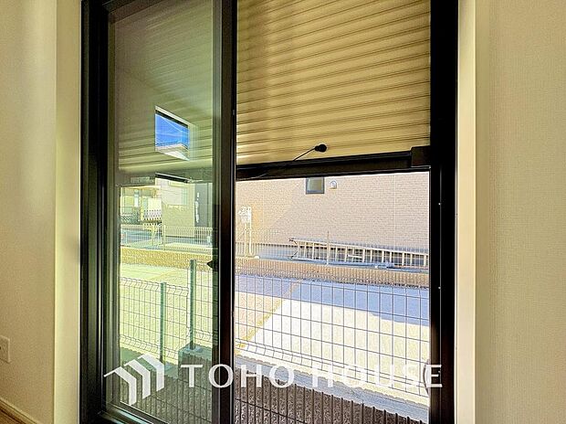 防犯面や非常時にも安心のシャッター雨戸を完備しました。住まいの防犯性と、快適性を高め、毎日の暮らしに大きな安心感をもたらします。軽い力でスムーズに開閉できるため、女性でもストレスなく、安全に扱えます。