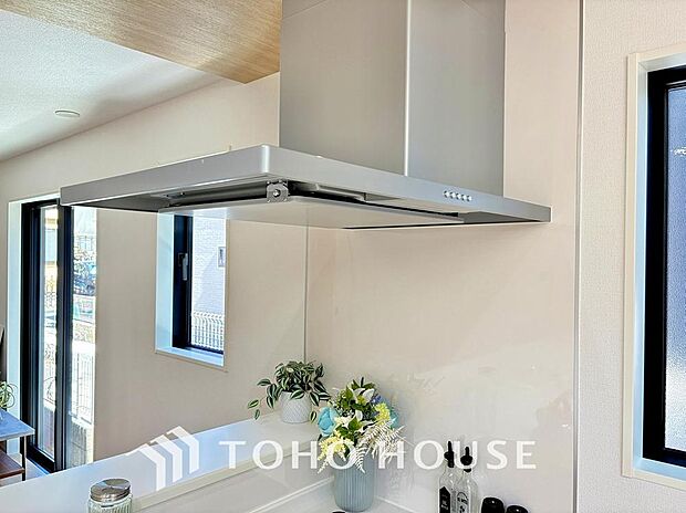 調理中の煙や臭いを、効率よく排出し、キッチン空間を清潔に保つレンジフード。リビングに臭いが広がるのを防ぎ、いつでも爽やかな空間をキープします。お料理の時間をより快適に、スマートにサポートする設備です。