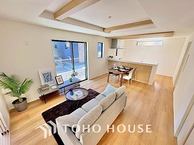 建物の居住性にこだわった邸宅は、「落ち着き」と「安らぎ」と「快適」を実現してくれます。「ホワイトナチュラルのテイスト」が、自然体で過ごせる心地良さを生み出し、家族の優しい時間がここでは流れてゆきます。