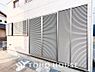 その他：空き巣などの侵入を防ぎ、防犯性を高める一戸建ての防犯シャッター。台風や突風時の飛来物から窓ガラスを守る防災効果もあります。遮音性や遮光性にもめて優れ夜間も安心して眠れる快適で安全な住まいを叶えます。