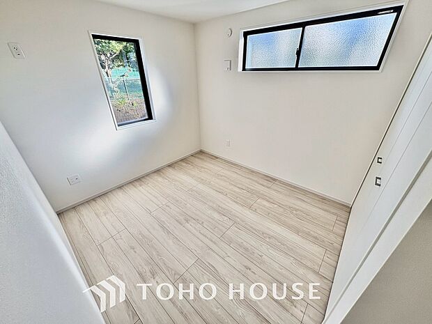 お子様の心と身体を見守る子供部屋。小さな自立心を育む工夫が施された空間設計です。将来の部屋割りや成長に伴う模様替えなども見据え、ご家族の明るい未来をイメージしながら魅力あふれる現地をぜひご覧ください。