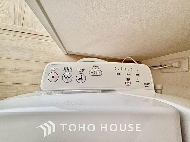 快適な温水洗浄便座（ウォシュレット）を完備。毎日使う場所だからこそ清潔でお手入れがしやすい衛生的な機能にこだわりました。冬場でも便座が温かく、季節を問わず誰もが心地よく使える嬉しい標準設備となります。