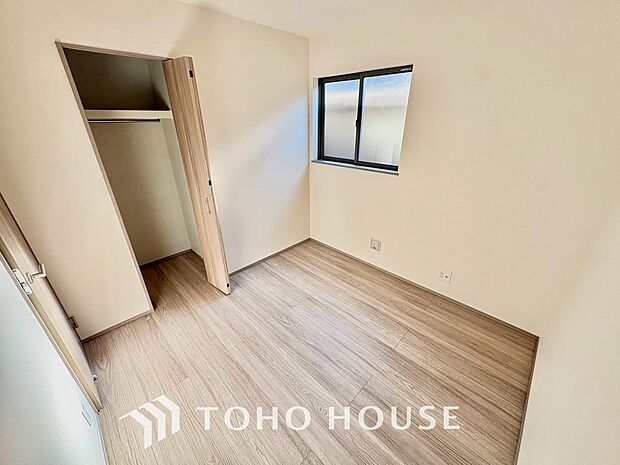 お子さまの心と身体を見守る子供部屋として、小さな自立心を育むお部屋作りを見越してご覧下さい。成長に合わせてレイアウトを変更しやすく、のびのびと過ごせる設計に。将来の夢や個性を豊かに育む安心の空間です。