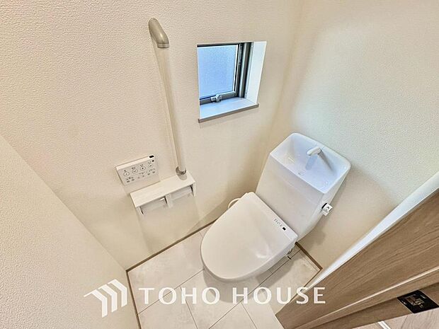 家族が毎日使うプライベートな空間。清潔で使いやすいトイレにすることで、日々の暮らしがより快適になります。最新の機能とお手入れのしやすい設計を施し、いつでも気持ちよく、家族誰もが安心して使える空間です。