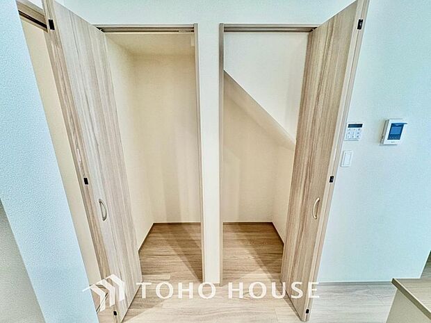 居室にはクローゼットを完備し、自由度の高い家具の配置が叶うシンプルな空間です。衣類や物がすっきりと収まるため、お部屋の広さを有効活用できます。模様替えも楽しみやすく、自分好みの快適な寝室や子供部屋に。
