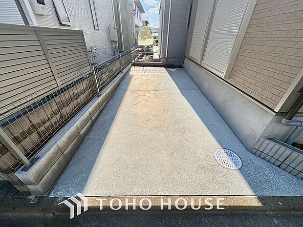 家のすぐ前に駐車場があるので、車の出入庫に時間がとられることもありません。お出かけや帰宅がスムーズになり、い物帰りに重い荷物を運ぶ際も移動距離が短く、毎日の暮らしの負担を大きく軽減することができます。