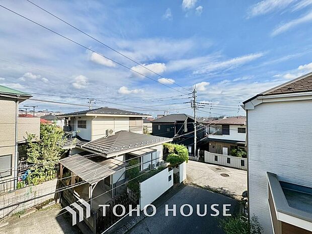 豊かな陽光に照らしだされる素敵な空間。季節を問わず華やいだ素敵な風景をお楽しみいただけます。戸建てのベランダから広がる開放的な眺望が、毎日の暮らしに彩りを添え、家族だけの特別な癒やしを演出します。